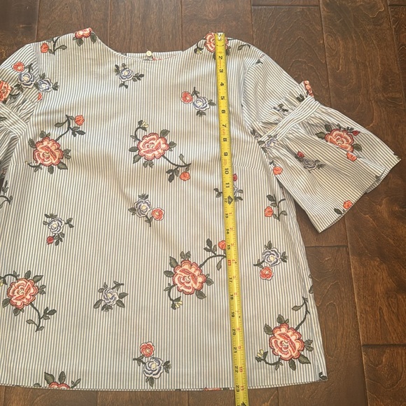 NWOT H&M Ruffled Blouse - Natural White/Floral - size 10 - Picture 3 of 5